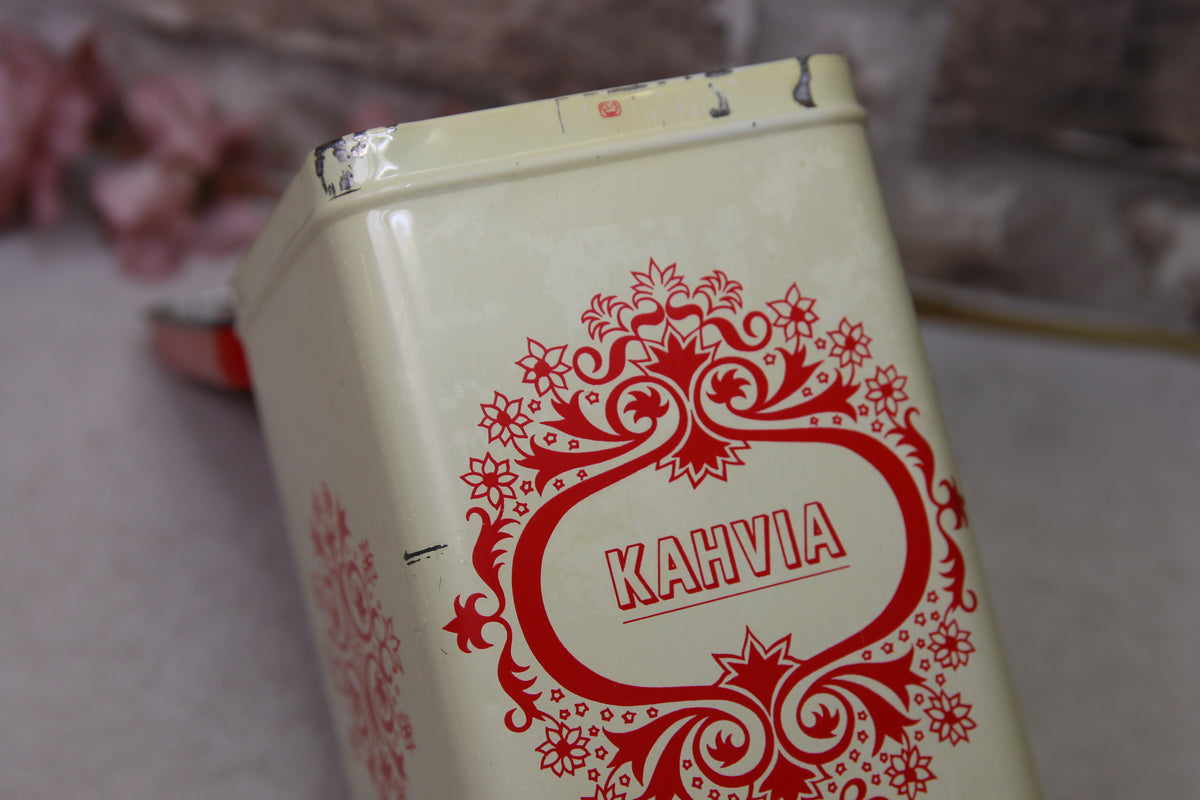 Kahvia peltipurkki
