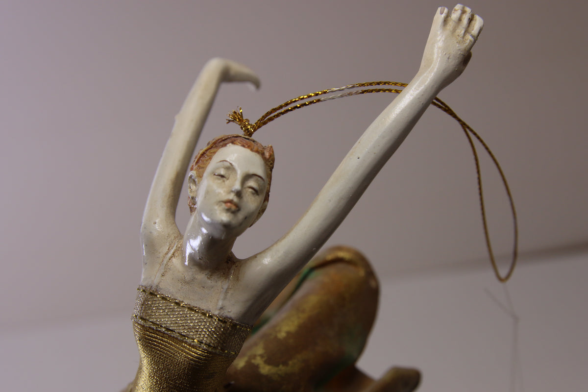 Puinen ballerina nukke