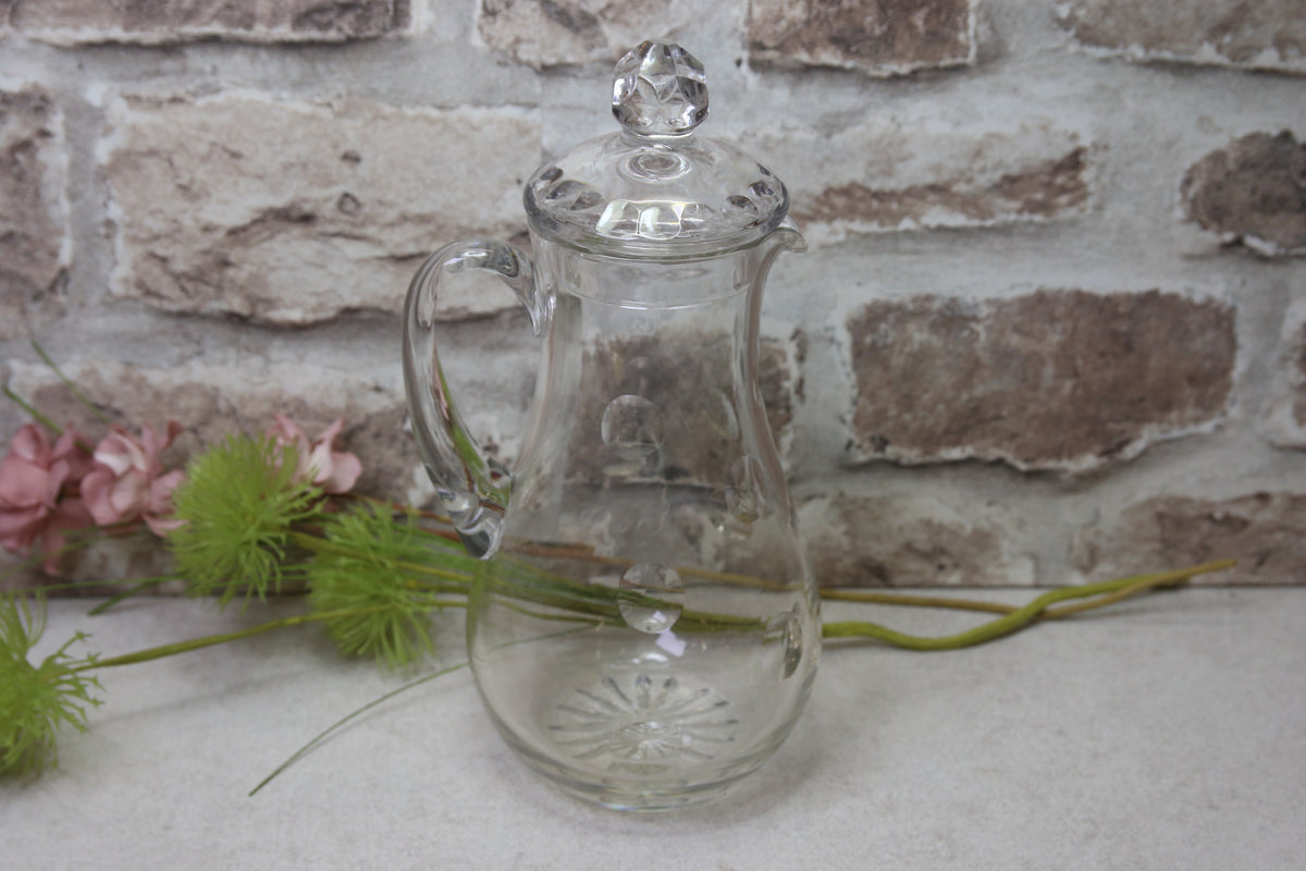 Kristallikannu kannella