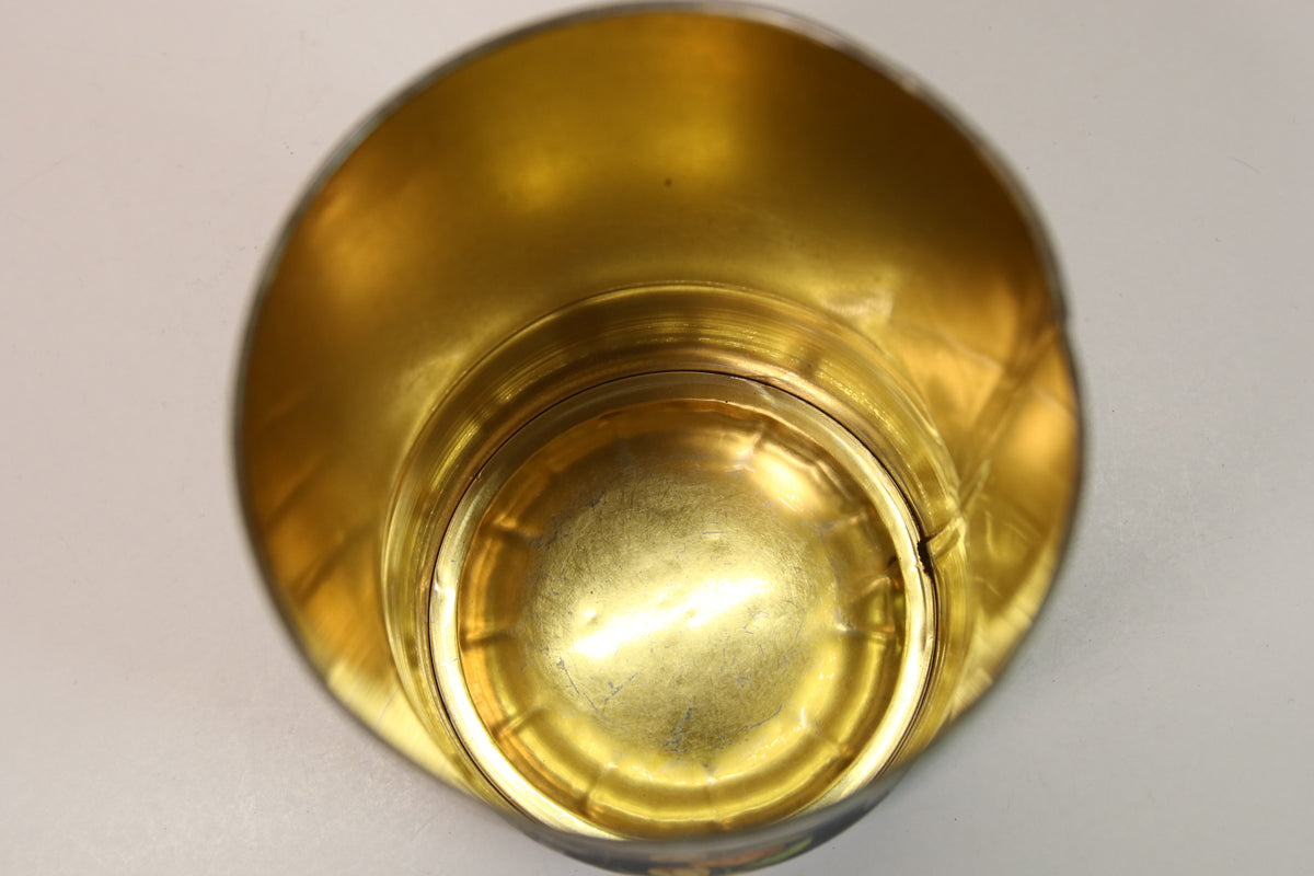 Vanha metallipurkki kannella