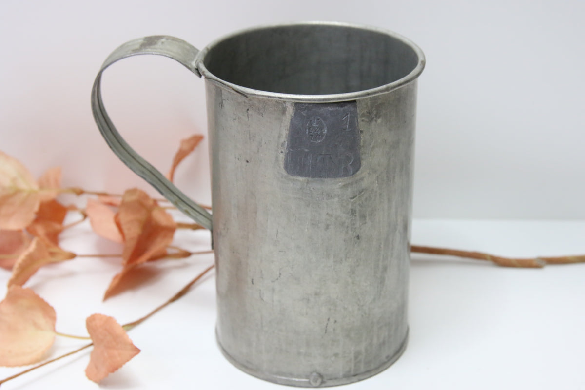 Mittakannu peltinen 1l