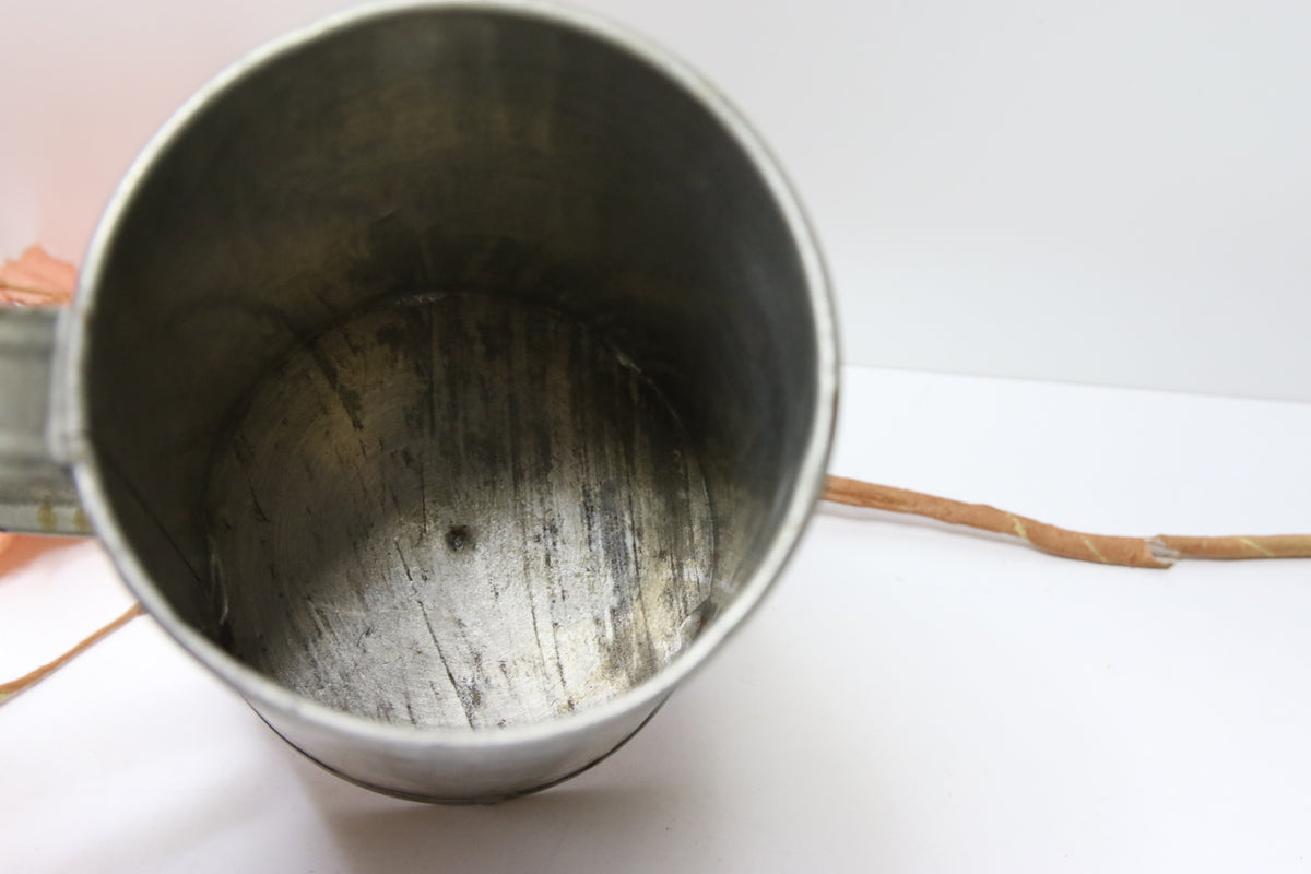 Mittakannu peltinen 1l