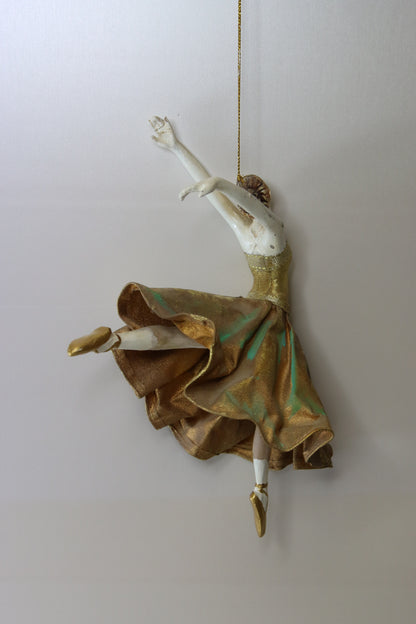 Puinen ballerina nukke