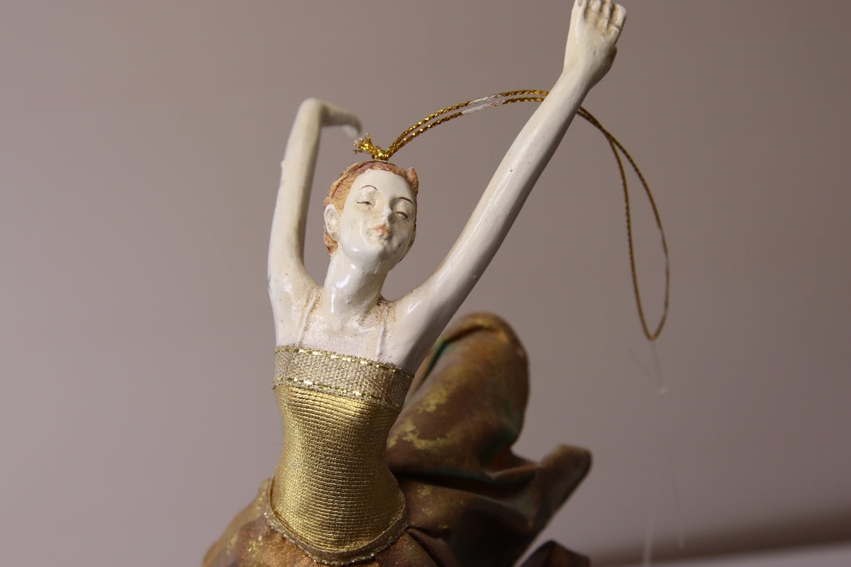 Puinen ballerina nukke