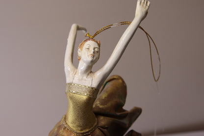 Puinen ballerina nukke