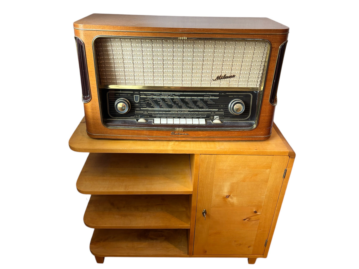 Radiopöytä funkkistyylinen