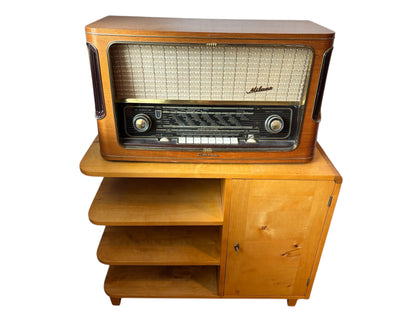 Radiopöytä funkkistyylinen