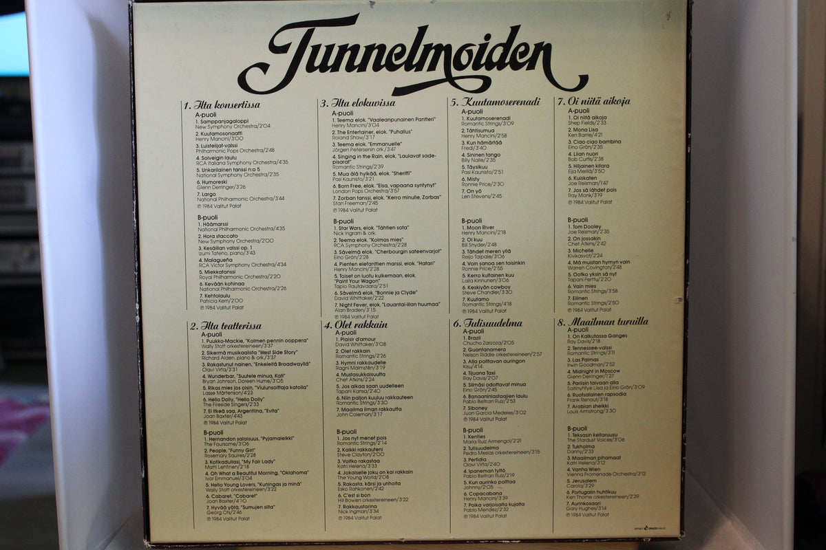 Tunnelmoiden 112 ikivihreää sävelmää 8 lp-levyn boxi