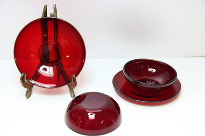 Iittala jälkiruokakulho lautasella Kerttu Nurminen - Asadon AarteetJälkiruokakulhot