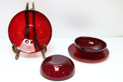 Iittala jälkiruokakulho lautasella Kerttu Nurminen - Asadon AarteetJälkiruokakulhot
