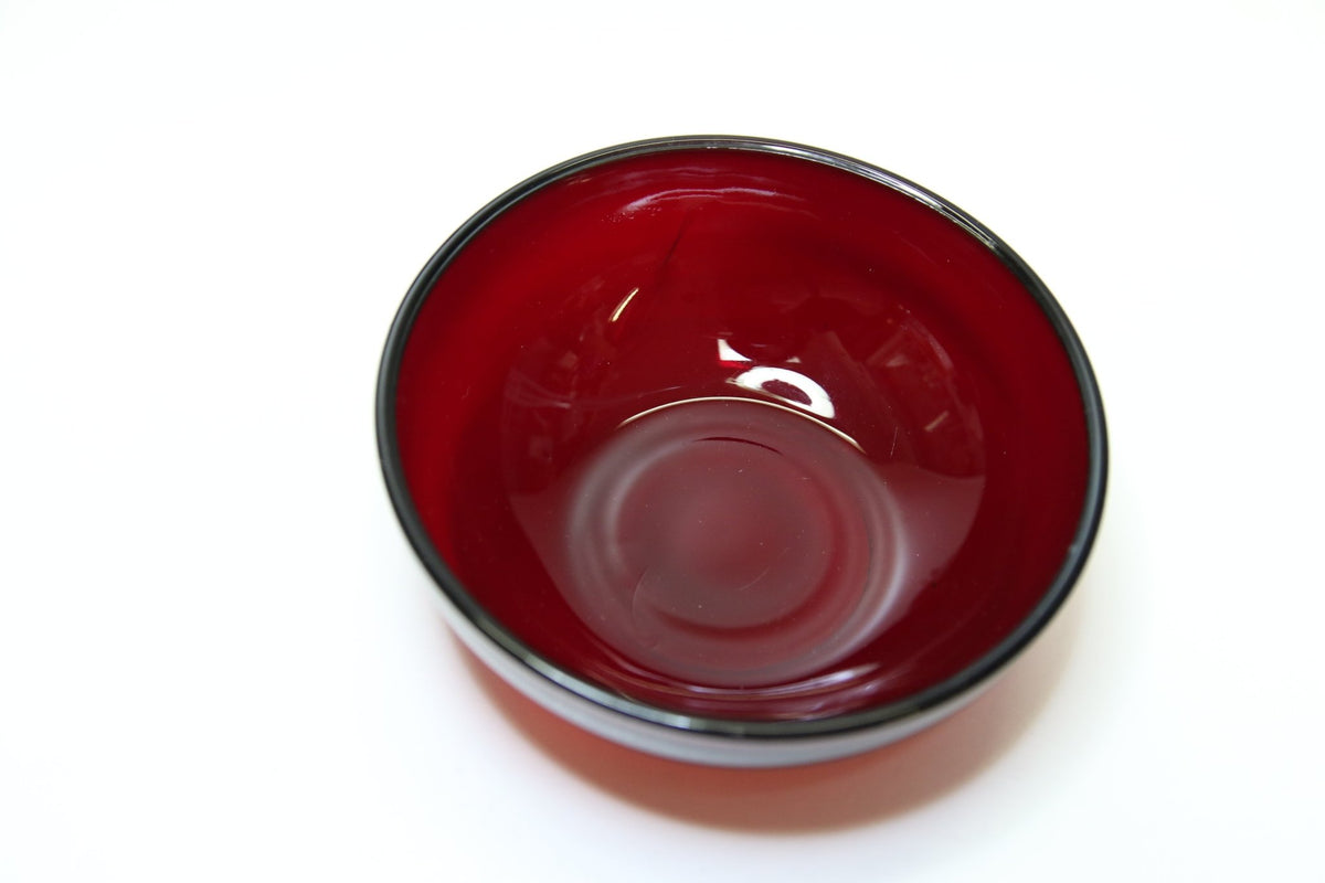 Iittala jälkiruokakulho lautasella Kerttu Nurminen - Asadon AarteetJälkiruokakulhot